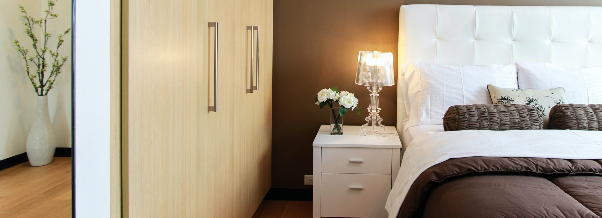 Idee per l'illuminazione della camera da letto - Crea un'illuminazione moderna per camera da letto con dispositivi intelligenti